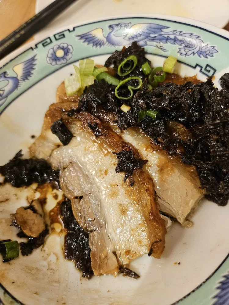Porc À L'etouffée Sur Feuilles de Moutardes Séchées Et Riz Blanc